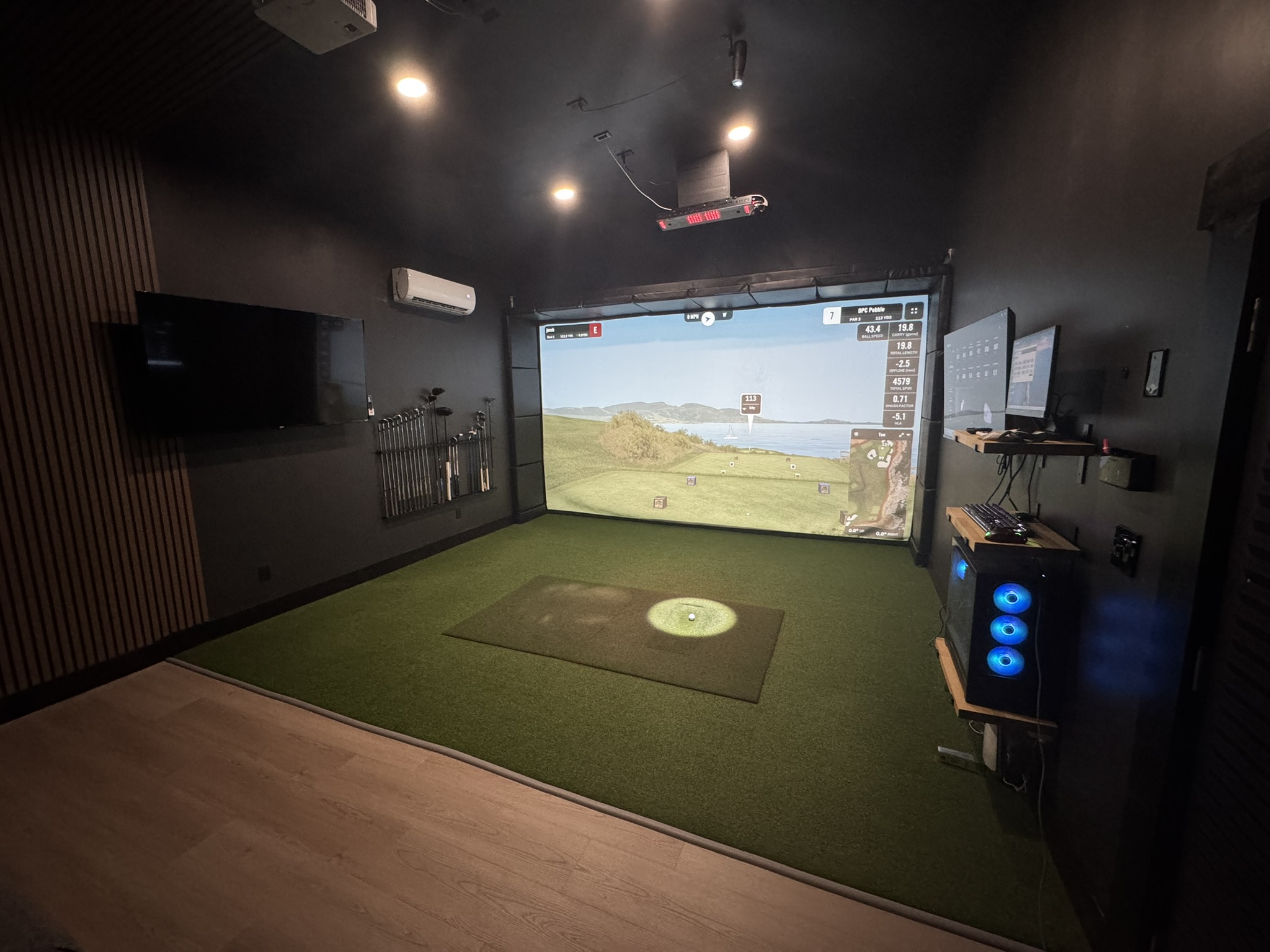 Inside the simulator with Pebble Beach on screen